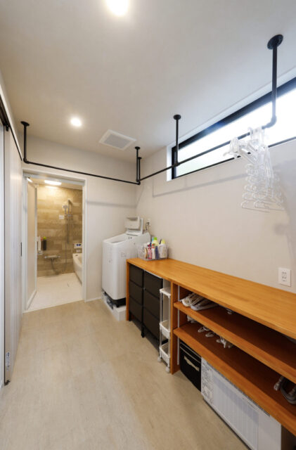 シャープな直線美と勾配屋根の立体感が織りなす機能動線ナチュラルモダン平屋 - marukawa - サニタリールーム