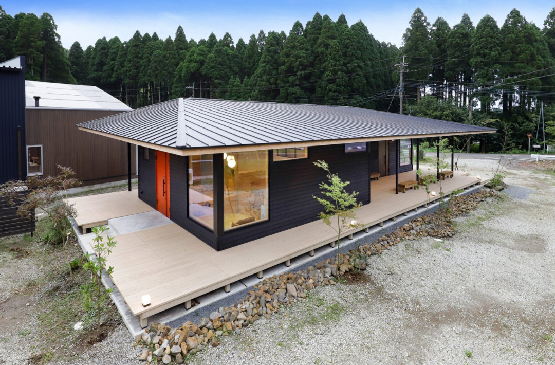 建築美と風景が共鳴する木の温もりと開放感に包まれる平屋 - marukawa - 外観・玄関