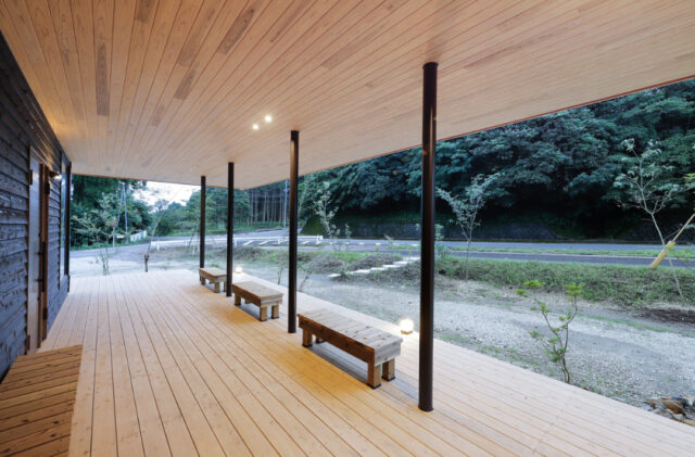 建築美と風景が共鳴する木の温もりと開放感に包まれる平屋 - marukawa - 外構