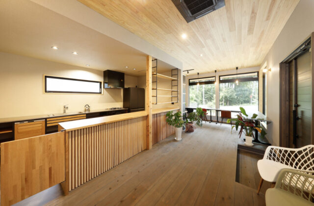 建築美と風景が共鳴する木の温もりと開放感に包まれる平屋 - marukawa - キッチン