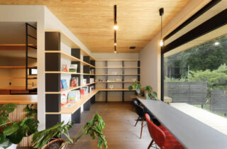 建築美と風景が共鳴する木の温もりと開放感に包まれる平屋 - marukawa - 収納・多目的スペース