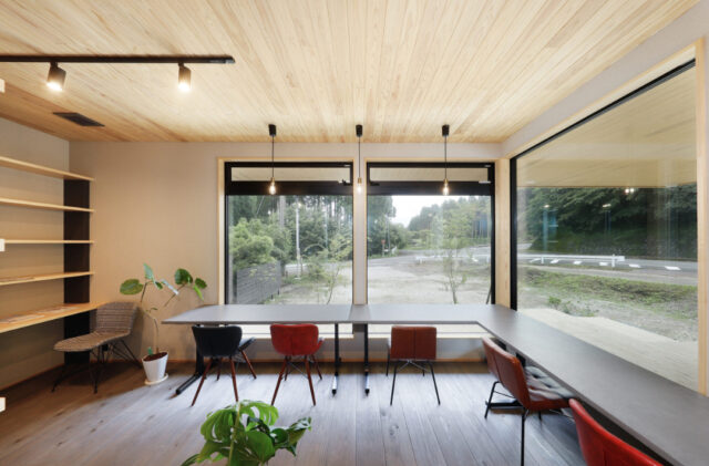 建築美と風景が共鳴する木の温もりと開放感に包まれる平屋 - marukawa - 多目的スペース