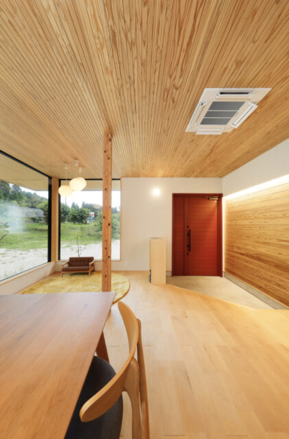 建築美と風景が共鳴する木の温もりと開放感に包まれる平屋 - marukawa - 玄関