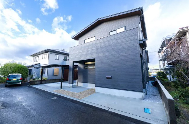開放的な吹抜けリビングのシンプルモダンな2階建て MBCハウス