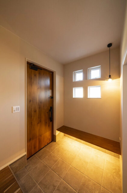 光が映える27帖大空間LDKに究極の家事ラク動線を備えた気品漂う2階建て - MBCハウス - 玄関