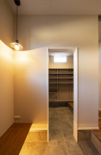 光が映える27帖大空間LDKに究極の家事ラク動線を備えた気品漂う2階建て - MBCハウス - 玄関・収納