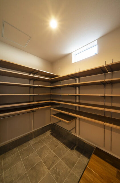 光が映える27帖大空間LDKに究極の家事ラク動線を備えた気品漂う2階建て - MBCハウス - シューズクローク