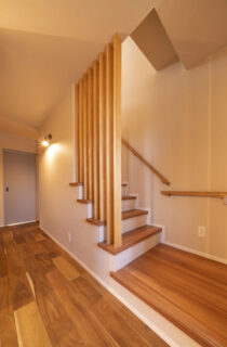 光が映える27帖大空間LDKに究極の家事ラク動線を備えた気品漂う2階建て - MBCハウス - 階段