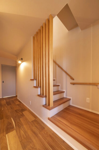 光が映える27帖大空間LDKに究極の家事ラク動線を備えた気品漂う2階建て - MBCハウス - 階段