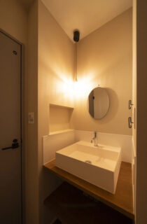 光が映える27帖大空間LDKに究極の家事ラク動線を備えた気品漂う2階建て - MBCハウス - 洗面スペース