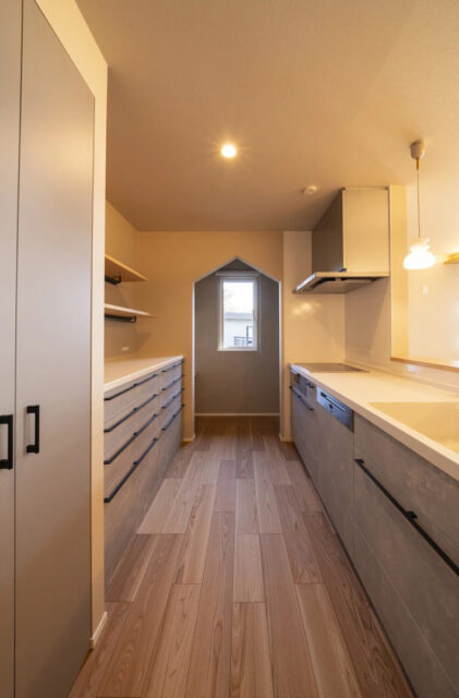 光が映える27帖大空間LDKに究極の家事ラク動線を備えた気品漂う2階建て - MBCハウス - キッチン