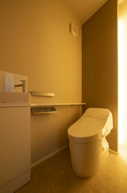 光が映える27帖大空間LDKに究極の家事ラク動線を備えた気品漂う2階建て - MBCハウス - トイレ