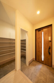 吹き抜けとヌックがある大空間と家事ラク動線を両立した趣味を愉しむ2階建て - MBCハウス - 玄関