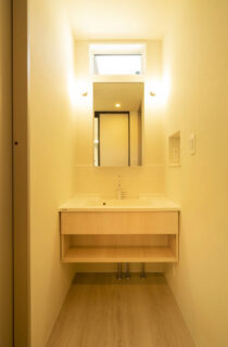 吹き抜けとヌックがある大空間と家事ラク動線を両立した趣味を愉しむ2階建て - MBCハウス - 玄関手洗い