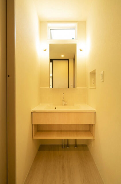 吹き抜けとヌックがある大空間と家事ラク動線を両立した趣味を愉しむ2階建て - MBCハウス - 玄関手洗い