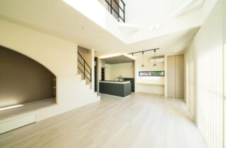 吹き抜けとヌックがある大空間と家事ラク動線を両立した趣味を愉しむ2階建て - MBCハウス - LDK