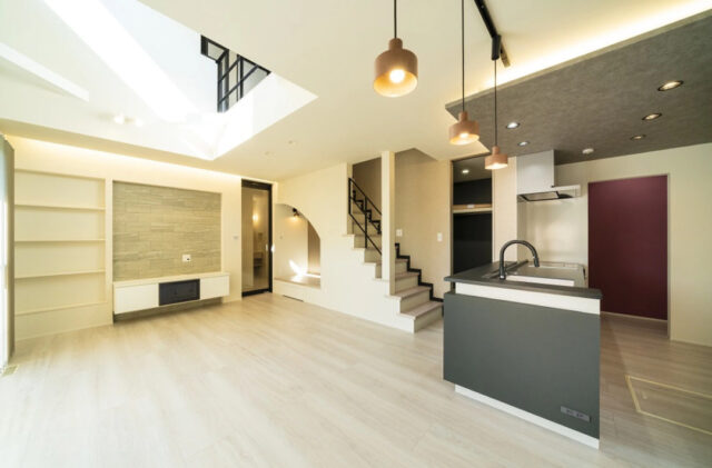 吹き抜けとヌックがある大空間と家事ラク動線を両立した趣味を愉しむ2階建て - MBCハウス - LDK・吹き抜け