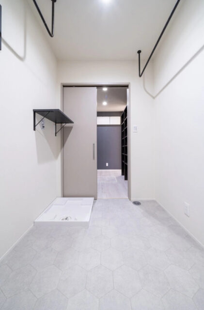 吹き抜けとヌックがある大空間と家事ラク動線を両立した趣味を愉しむ2階建て - MBCハウス - ドライルーム