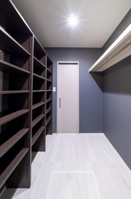 吹き抜けとヌックがある大空間と家事ラク動線を両立した趣味を愉しむ2階建て - MBCハウス - 収納