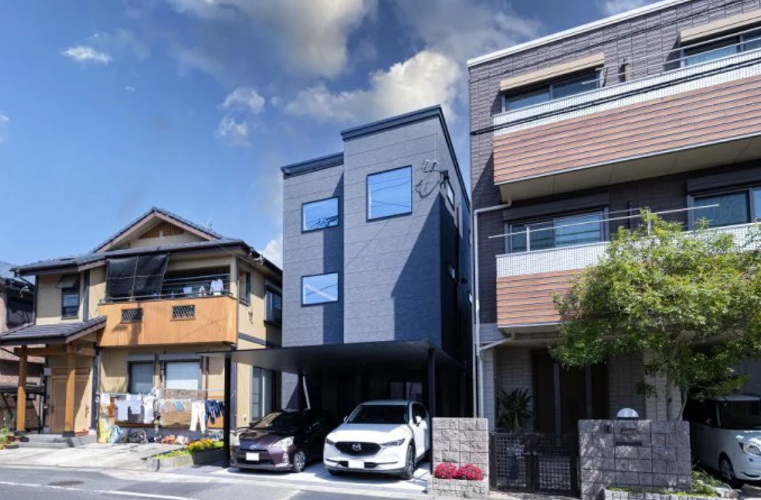 縦長敷地を活かしたスタイリッシュなフォルムと重厚な黒が目を引く3階建て - MBCハウス - 玄関