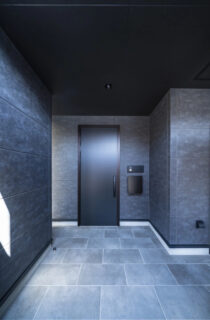 縦長敷地を活かしたスタイリッシュなフォルムと重厚な黒が目を引く3階建て - MBCハウス - 玄関・外観