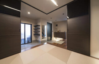 縦長敷地を活かしたスタイリッシュなフォルムと重厚な黒が目を引く3階建て - MBCハウス - 和室