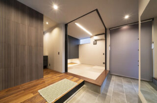 縦長敷地を活かしたスタイリッシュなフォルムと重厚な黒が目を引く3階建て - MBCハウス - 玄関・和室