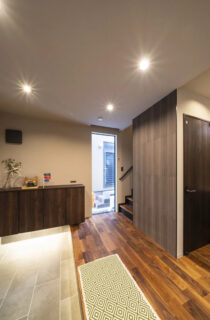 縦長敷地を活かしたスタイリッシュなフォルムと重厚な黒が目を引く3階建て - MBCハウス - 玄関