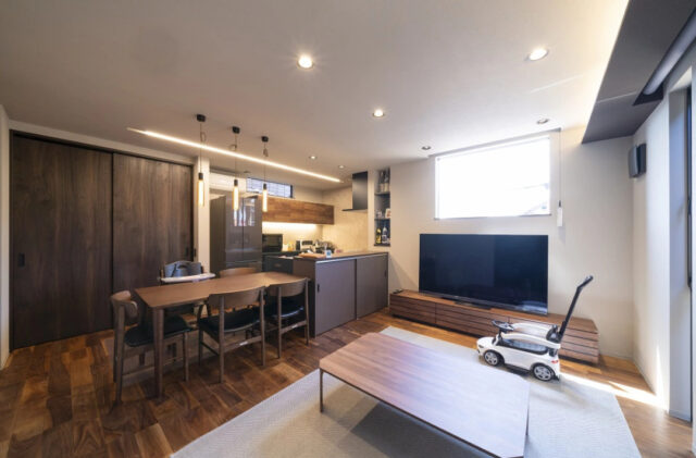 縦長敷地を活かしたスタイリッシュなフォルムと重厚な黒が目を引く3階建て - MBCハウス - LDK