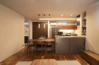 縦長敷地を活かしたスタイリッシュなフォルムと重厚な黒が目を引く3階建て - MBCハウス - LDK・洗面