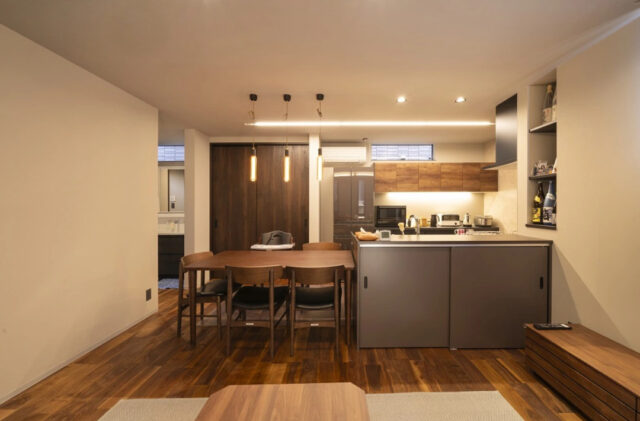 縦長敷地を活かしたスタイリッシュなフォルムと重厚な黒が目を引く3階建て - MBCハウス - LDK・洗面