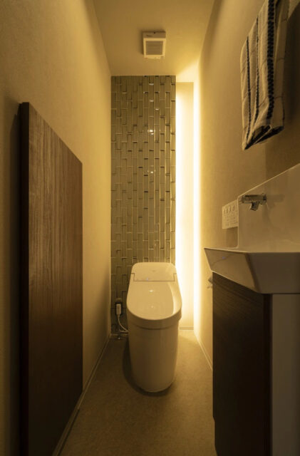 縦長敷地を活かしたスタイリッシュなフォルムと重厚な黒が目を引く3階建て - MBCハウス - トイレ