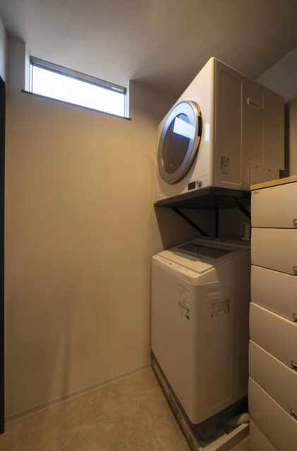 縦長敷地を活かしたスタイリッシュなフォルムと重厚な黒が目を引く3階建て - MBCハウス - ランドリースペース