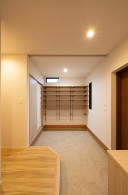 光あふれるLDKと回遊動線が心地よい家事ラクを叶える平屋 - MBCハウス - 玄関