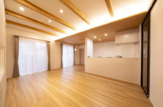 光あふれるLDKと回遊動線が心地よい家事ラクを叶える平屋 - MBCハウス - リビング