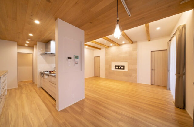 光あふれるLDKと回遊動線が心地よい家事ラクを叶える平屋 - MBCハウス - LDK