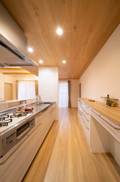 光あふれるLDKと回遊動線が心地よい家事ラクを叶える平屋 - MBCハウス - キッチン