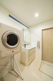 光あふれるLDKと回遊動線が心地よい家事ラクを叶える平屋 - MBCハウス - 洗面スペース