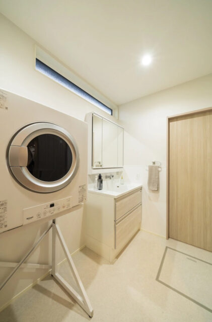 光あふれるLDKと回遊動線が心地よい家事ラクを叶える平屋 - MBCハウス - 洗面スペース