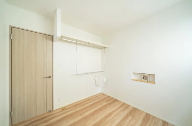 光あふれるLDKと回遊動線が心地よい家事ラクを叶える平屋 - MBCハウス - 洋室