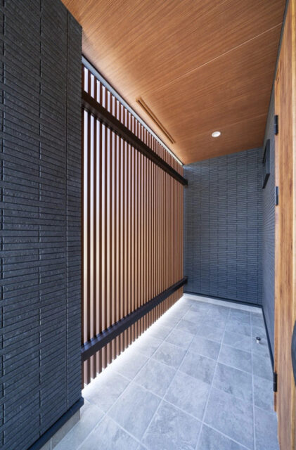 広さ・動線・収納力のすべてを兼ね備えた将来まで安心して暮らせるモダンな住まい - MBCハウス - 玄関アプローチ