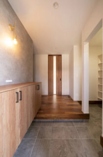 広さ・動線・収納力のすべてを兼ね備えた将来まで安心して暮らせるモダンな住まい - MBCハウス - 玄関