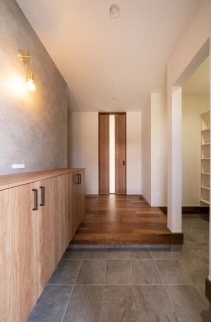 広さ・動線・収納力のすべてを兼ね備えた将来まで安心して暮らせるモダンな住まい - MBCハウス - 玄関