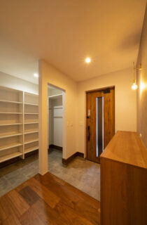 広さ・動線・収納力のすべてを兼ね備えた将来まで安心して暮らせるモダンな住まい - MBCハウス - 玄関・収納