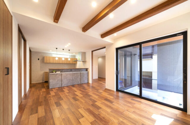 広さ・動線・収納力のすべてを兼ね備えた将来まで安心して暮らせるモダンな住まい - MBCハウス - LDK