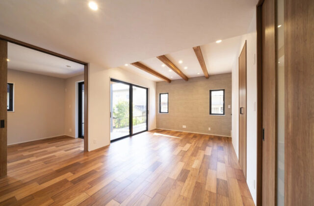 広さ・動線・収納力のすべてを兼ね備えた将来まで安心して暮らせるモダンな住まい - MBCハウス - リビング