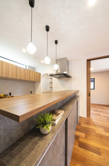 広さ・動線・収納力のすべてを兼ね備えた将来まで安心して暮らせるモダンな住まい - MBCハウス - キッチンカウンター