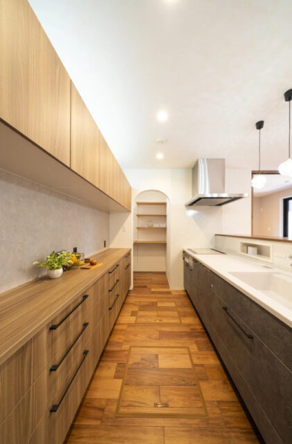 広さ・動線・収納力のすべてを兼ね備えた将来まで安心して暮らせるモダンな住まい - MBCハウス - キッチン・収納