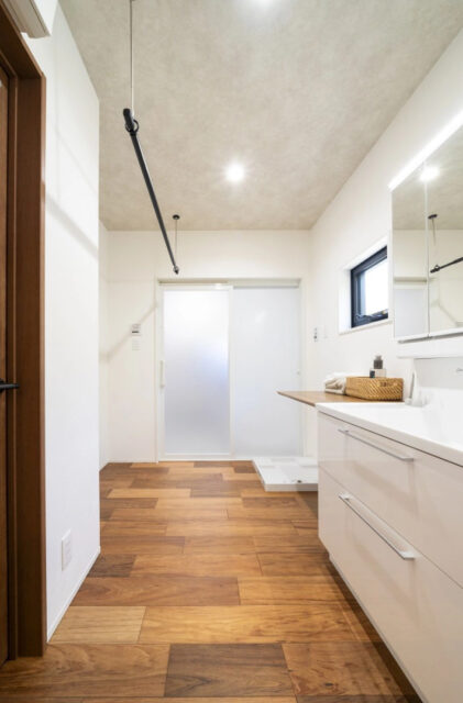 広さ・動線・収納力のすべてを兼ね備えた将来まで安心して暮らせるモダンな住まい - MBCハウス - サニタリールーム