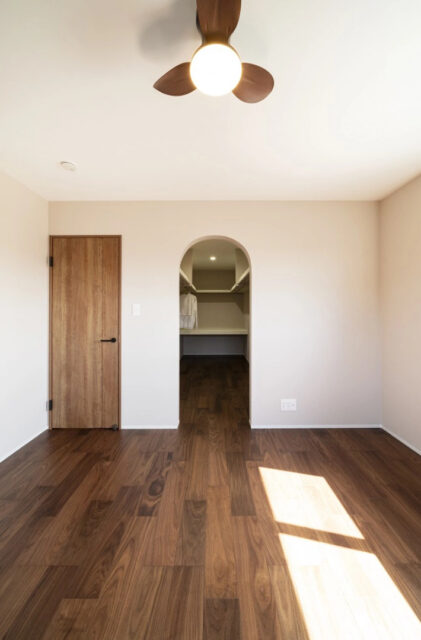 広さ・動線・収納力のすべてを兼ね備えた将来まで安心して暮らせるモダンな住まい - MBCハウス - 洋室